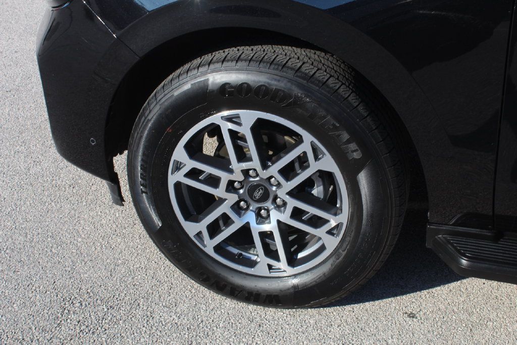 Used 2025 Ford Expedition Active RWD image 5