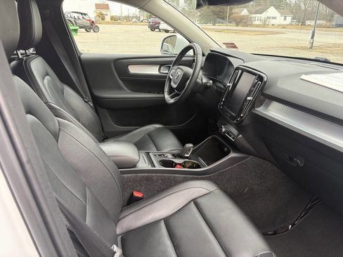 Used 2021 Volvo XC40 T5 Momentum image 14