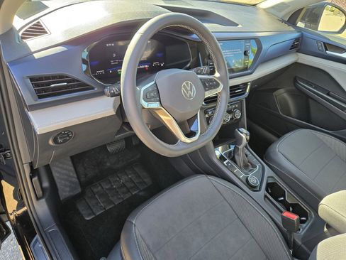 Used 2024 Volkswagen Taos SE w/ Panoramic Sunroof Package image 12