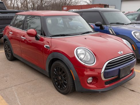 Used 2018 MINI Cooper 4-Door Hardtop image 1