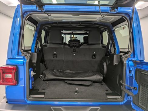 Used 2022 Jeep Wrangler Unlimited Sahara AWD/4WD image 25