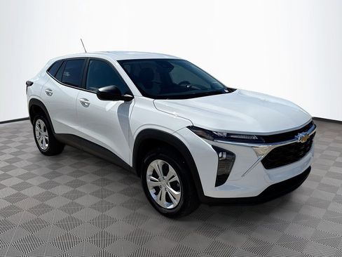 Used 2025 Chevrolet Trax LS image 3