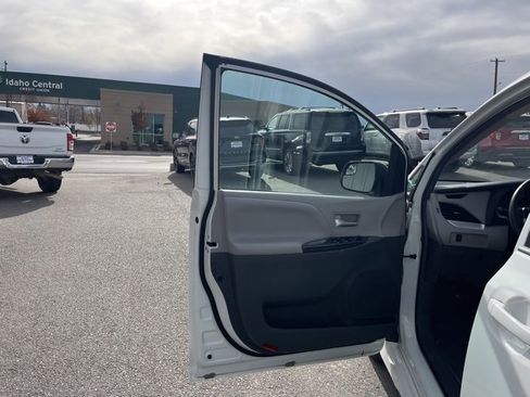 Used 2018 Toyota Sienna LE image 25