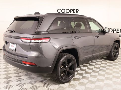 Used 2022 Jeep Grand Cherokee Altitude AWD/4WD image 21