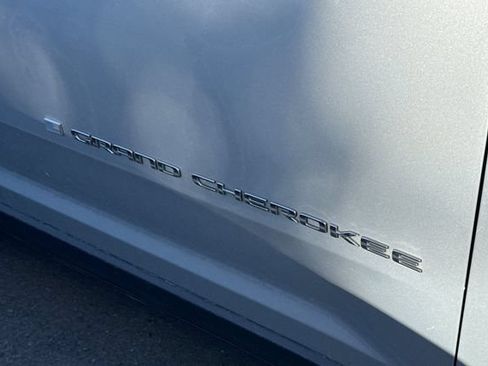 Used 2023 Jeep Grand Cherokee Limited AWD/4WD image 6