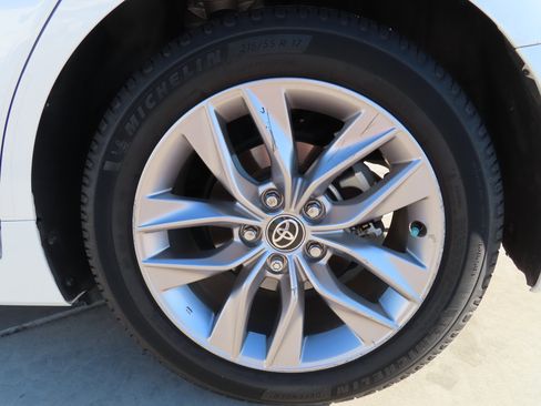 Used 2021 Toyota Avalon XLE image 6