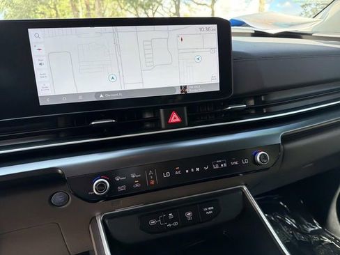 Used 2025 Kia Carnival FWD image 21