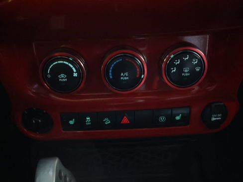 Used 2018 Jeep Wrangler Unlimited Rubicon w/ Connectivity Group image 22