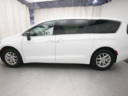 Used 2024 Chrysler Pacifica Touring-L FWD image 25