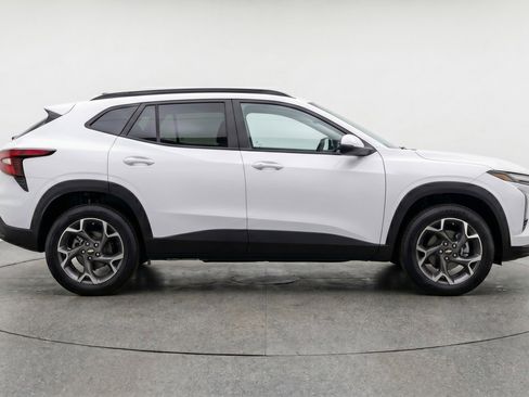 Used 2025 Chevrolet Trax LT w/ LT Convenience Package FWD image 11