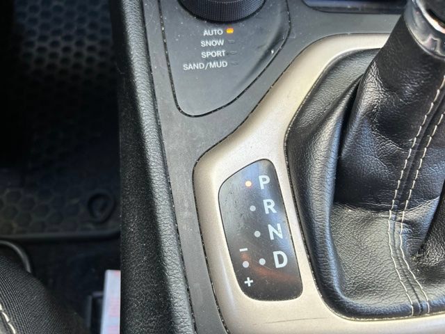 Used 2016 Jeep Cherokee Latitude w/ Cold Weather Group AWD/4WD image 21
