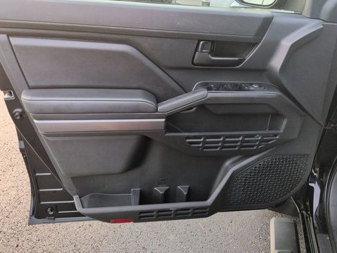 Used 2025 Toyota Tacoma SR5 AWD/4WD image 10