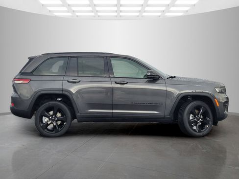 New 2025 Jeep Grand Cherokee Altitude image 3