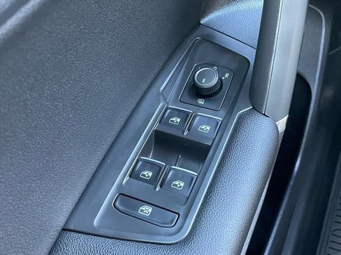 Used 2020 Volkswagen Tiguan SE FWD image 17