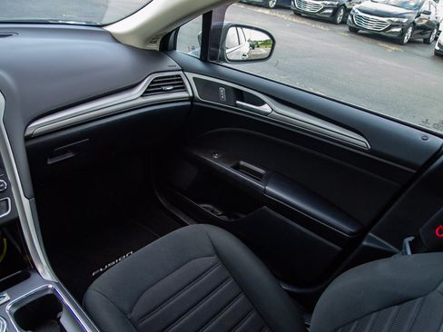 Used 2020 Ford Fusion SE FWD image 15