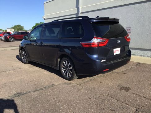 Used 2020 Toyota Sienna XLE w/ XLE Navigation Package AWD/4WD image 5