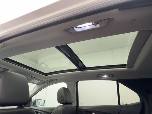 Used 2018 Chevrolet Equinox Premier image 16