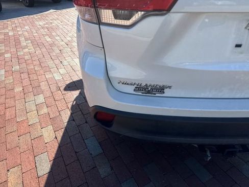 Used 2018 Toyota Highlander LE FWD image 8