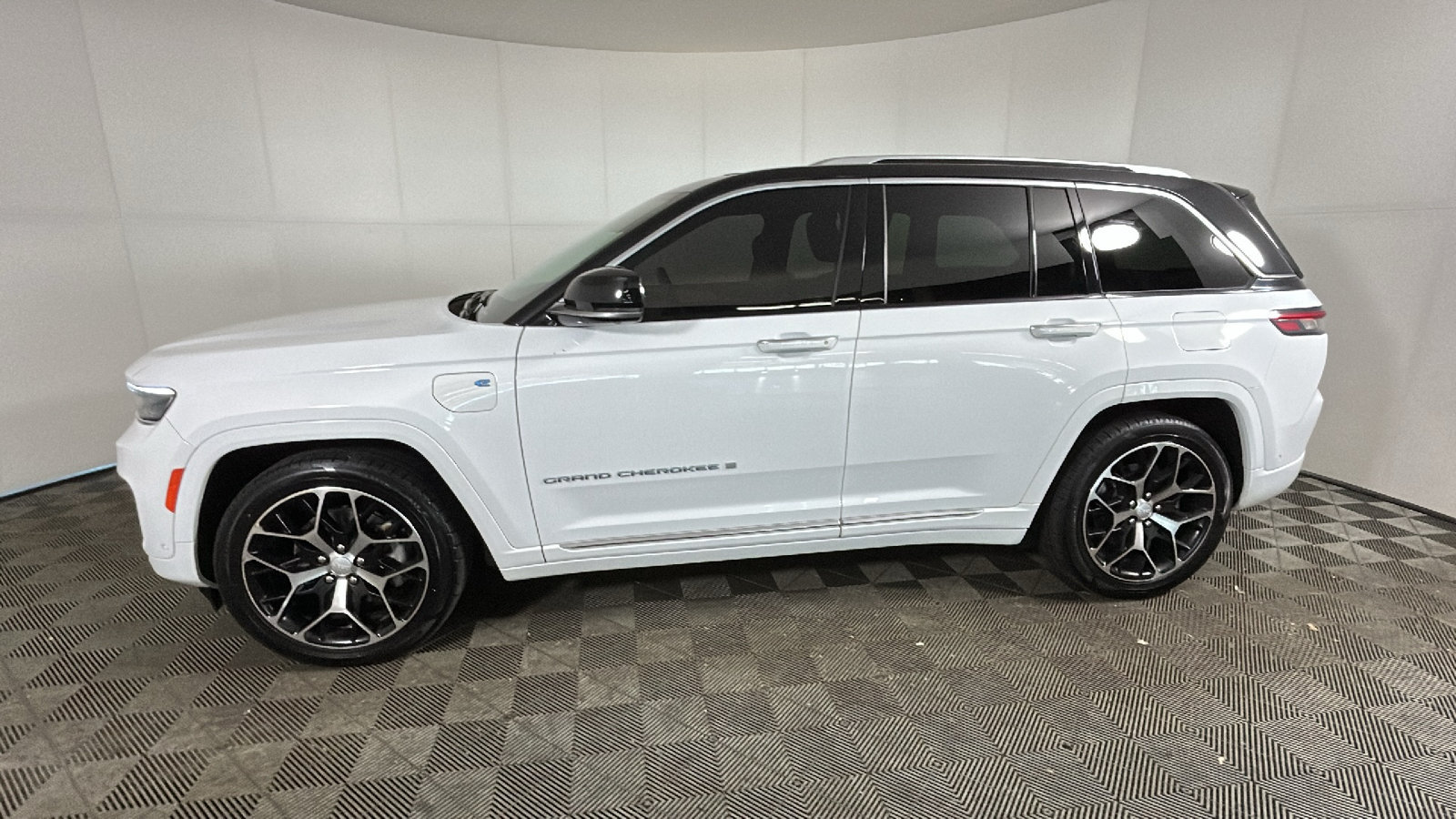 Used 2022 Jeep Grand Cherokee Summit AWD/4WD image 7