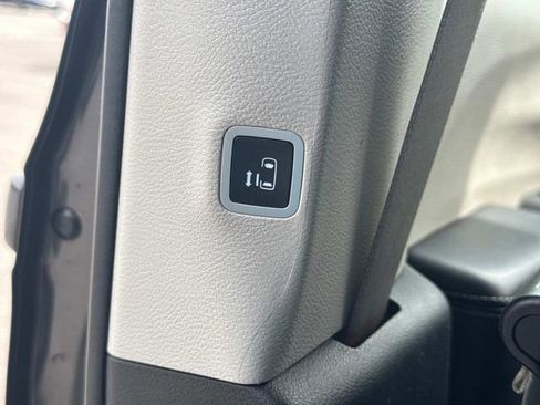 Used 2023 Chrysler Pacifica Touring-L FWD image 17