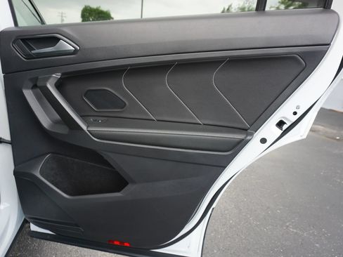 Used 2022 Volkswagen Tiguan SE FWD image 12
