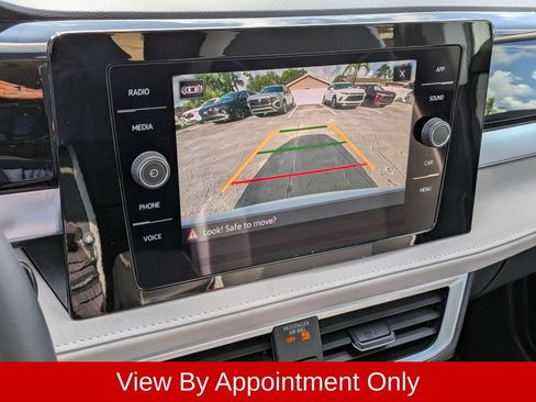 Used 2025 Volkswagen Taos SE AWD/4WD image 17