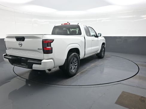 Used 2025 Nissan Frontier SV image 3