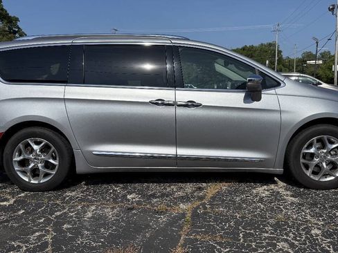 Used 2019 Chrysler Pacifica Limited FWD image 4