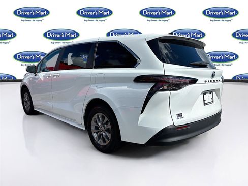 Used 2025 Toyota Sienna LE FWD image 5