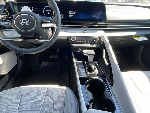 New 2025 Hyundai Elantra Limited image 17