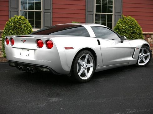 Used 2007 Chevrolet Corvette Coupe w/ Performance Package RWD image 6