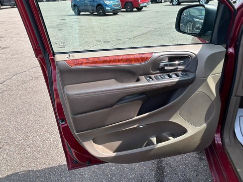 Used 2016 Chrysler Town & Country Touring w/ Driver Convenience Group FWD image 13
