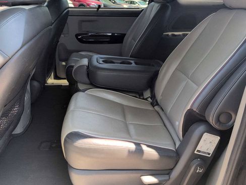 Used 2016 Kia Sedona SX FWD image 19