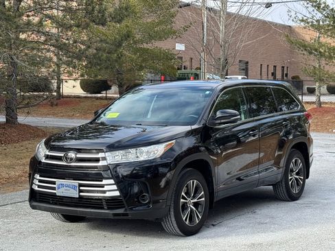 Used 2018 Toyota Highlander LE image 3