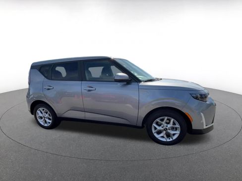 Used 2025 Kia Soul LX w/ LX Technology Package FWD image 2