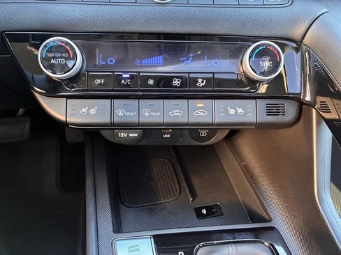 Used 2025 Hyundai Elantra Limited FWD image 30