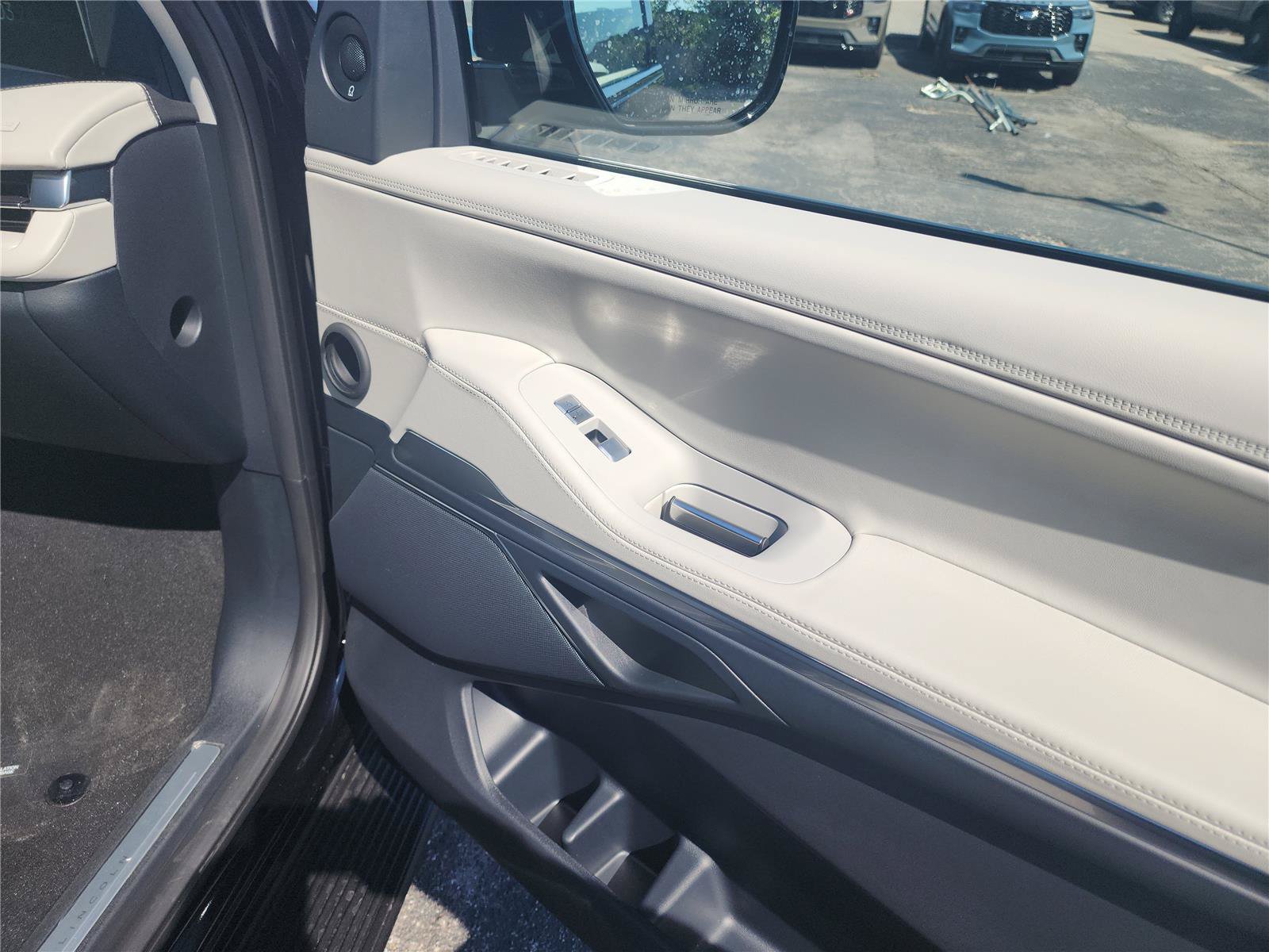 New 2026 Lincoln Navigator Premiere AWD/4WD image 23