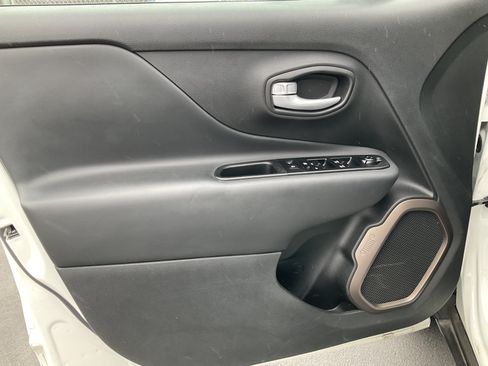 Used 2023 Jeep Renegade Latitude AWD/4WD image 27