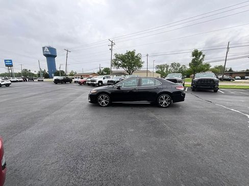Used 2020 Toyota Camry SE FWD image 4
