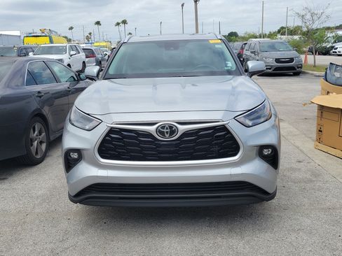 Used 2024 Toyota Highlander XLE image 3