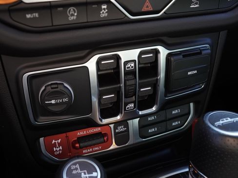 Used 2024 Jeep Gladiator Mojave w/ Convenience Group image 16