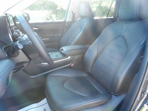 Used 2021 Toyota Highlander XLE FWD image 11