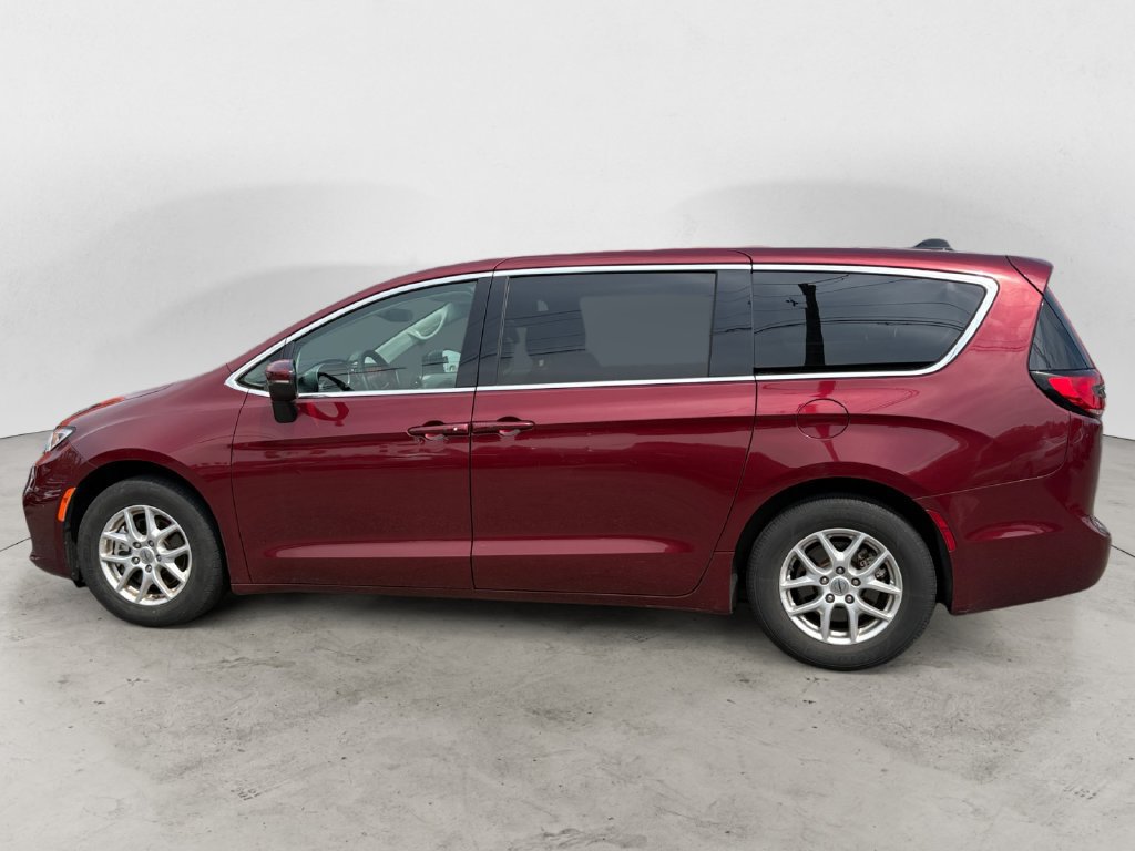 Used 2023 Chrysler Pacifica Touring-L FWD image 6
