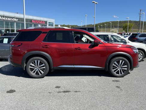Used 2022 Nissan Pathfinder Platinum w/ Cargo Package AWD/4WD image 2
