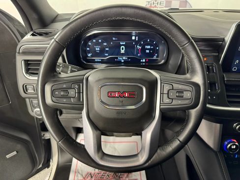 Used 2023 GMC Yukon XL SLT AWD/4WD image 13