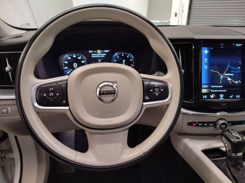 Used 2018 Volvo XC60 T5 Momentum w/ Vision Package image 16