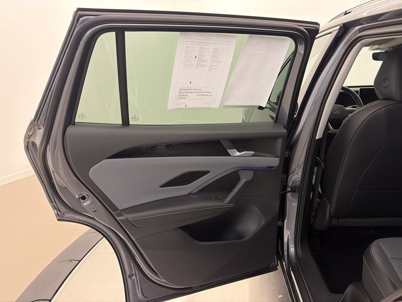 Used 2025 Volkswagen Tiguan SE w/ Panoramic Sunroof Package AWD/4WD image 14