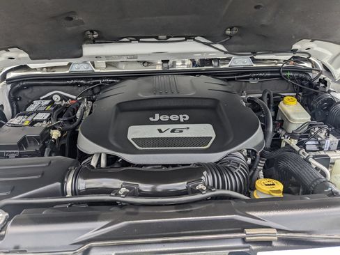 Used 2014 Jeep Wrangler Unlimited Sahara w/ Connectivity Group AWD/4WD image 28