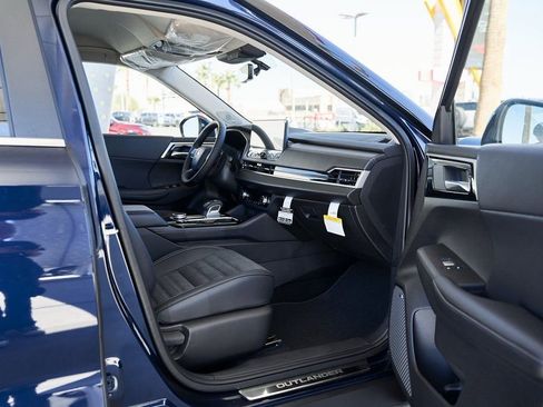 Used 2025 Mitsubishi Outlander SE image 12