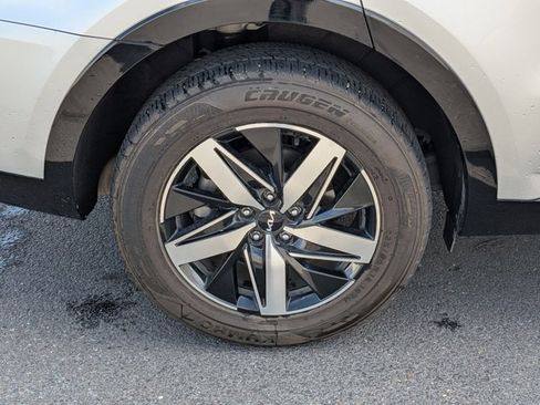 Used 2022 Kia Sorento EX w/ Panoramic Sunroof Package image 6